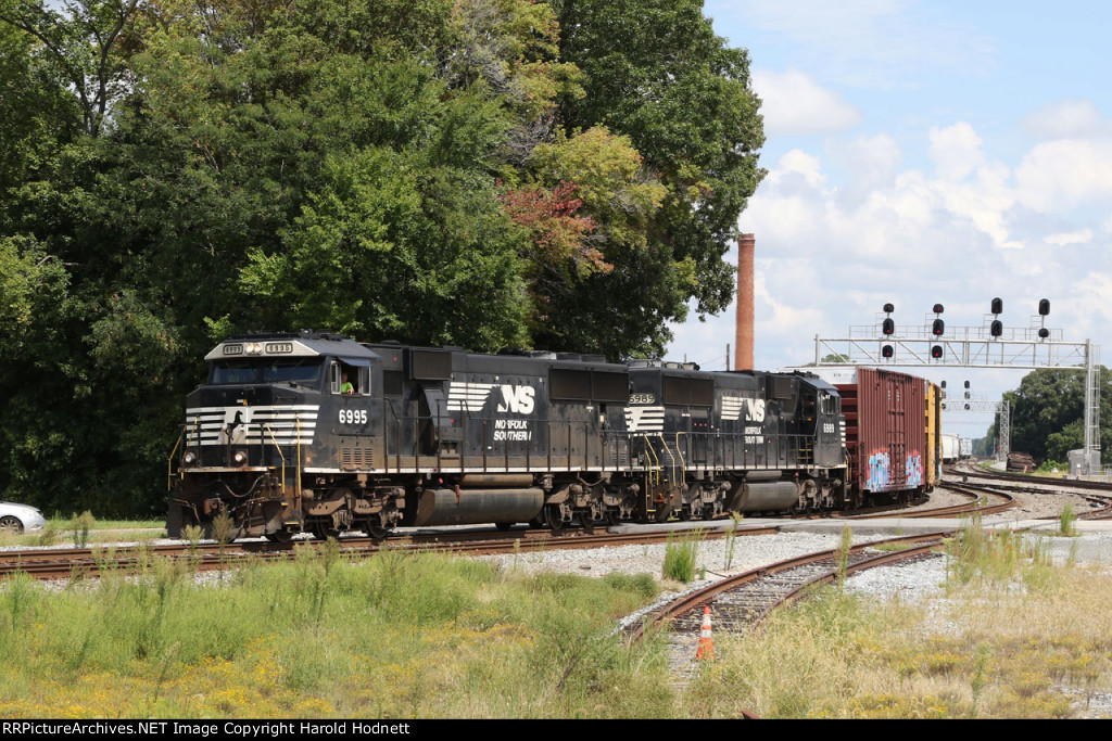 NS 6995 & 6989 lead train P61 westbound